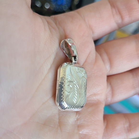 Vintage Chunky Square Sterling Silver Filigree Engraved Floral Locket Pendant - Picture 2 of 13